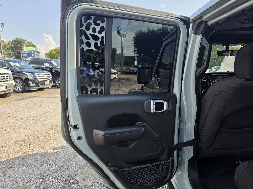 Used 2023 Jeep Wrangler Unlimited Rubicon w/ Cold Weather Group AWD/4WD image 17