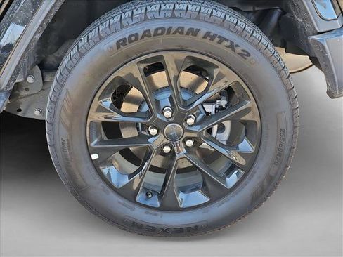 Used 2025 Jeep Wrangler Sahara image 14