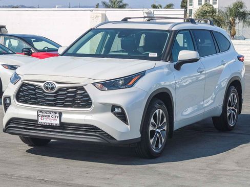 Used 2022 Toyota Highlander XLE FWD image 3