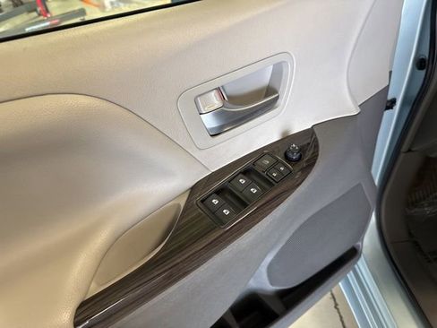 Used 2017 Toyota Sienna XLE w/ XLE Navigation Package FWD image 45