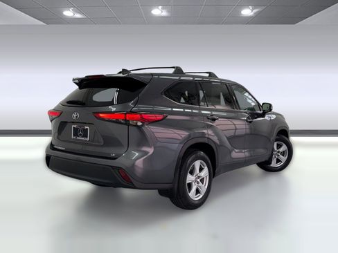 Used 2022 Toyota Highlander LE FWD image 8