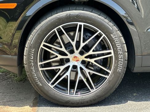 Certified 2026 Porsche Cayenne AWD/4WD image 32