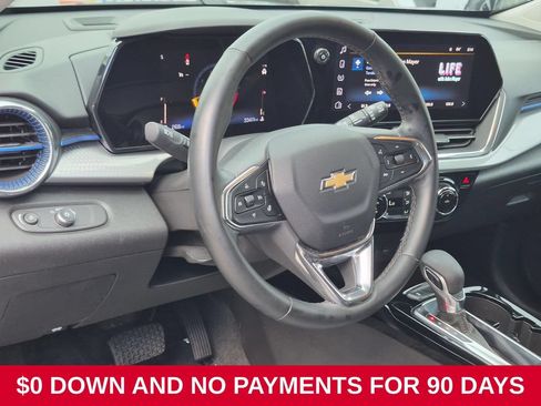 Used 2025 Chevrolet Trax LT w/ LT Convenience Package FWD image 14