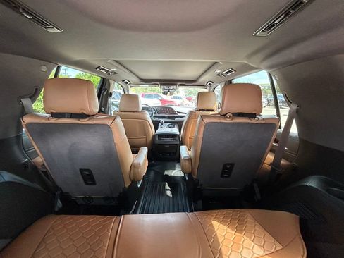 Used 2022 Cadillac Escalade Premium Luxury w/ Performance Package AWD/4WD image 17