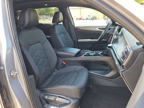 Used 2025 Volkswagen Atlas Cross Sport SE FWD image 31