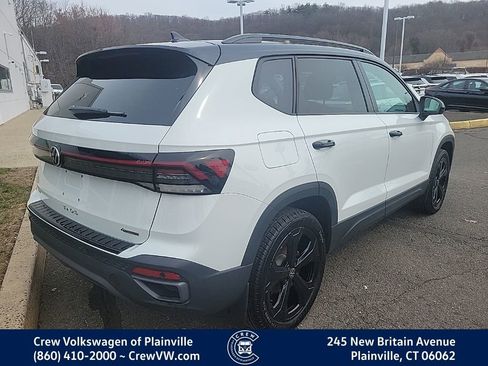 Certified 2025 Volkswagen Taos SE image 3