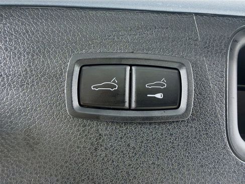 Used 2025 Porsche Macan AWD/4WD image 23