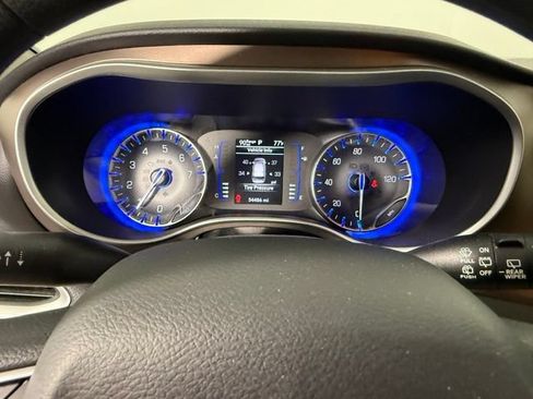 Used 2018 Chrysler Pacifica L FWD image 19