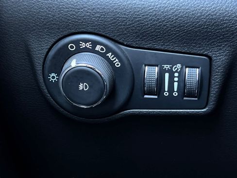 Used 2024 Jeep Compass Latitude image 30