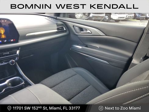 Used 2025 Chevrolet Traverse LT image 16