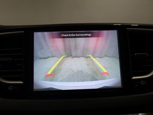 Certified 2024 Chrysler Pacifica Touring-L image 27