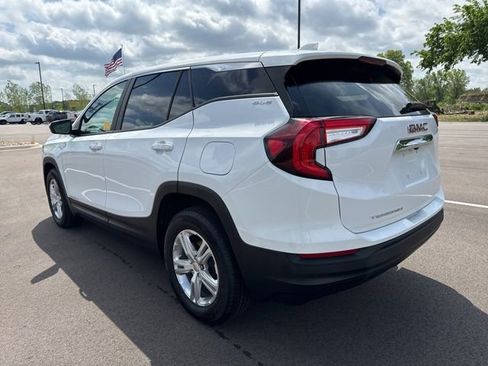 Used 2024 GMC Terrain SLE FWD image 9