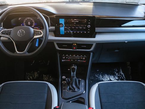 New 2025 Volkswagen Taos SE w/ Panoramic Sunroof Package FWD image 11