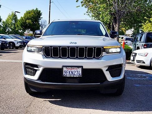 Used 2023 Jeep Grand Cherokee Laredo RWD image 5