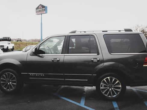 Used 2017 Lincoln Navigator Select image 21