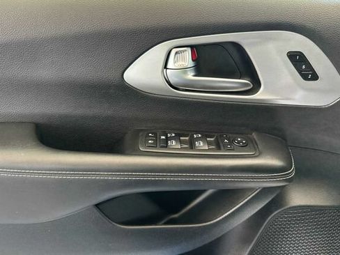 Certified 2025 Chrysler Pacifica Limited FWD image 8