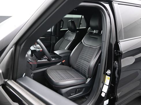 Used 2025 Ford Explorer ST-Line w/ ST-Line Street Pack image 9