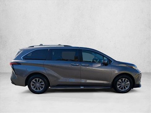 Used 2021 Toyota Sienna XLE image 5