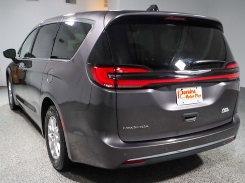 Used 2023 Chrysler Pacifica Touring-L image 9