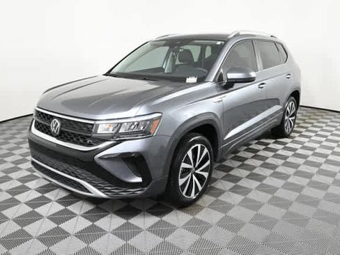 Used 2023 Volkswagen Taos SE FWD image 2