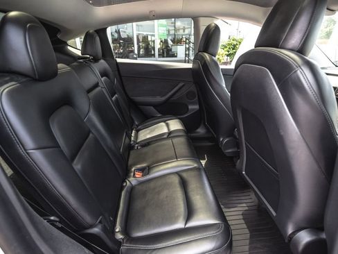 Used 2021 Tesla Model Y Long Range AWD/4WD image 24