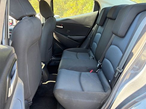 Used 2019 Toyota Yaris L image 12