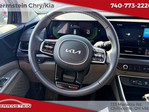 Used 2025 Kia Carnival FWD image 7