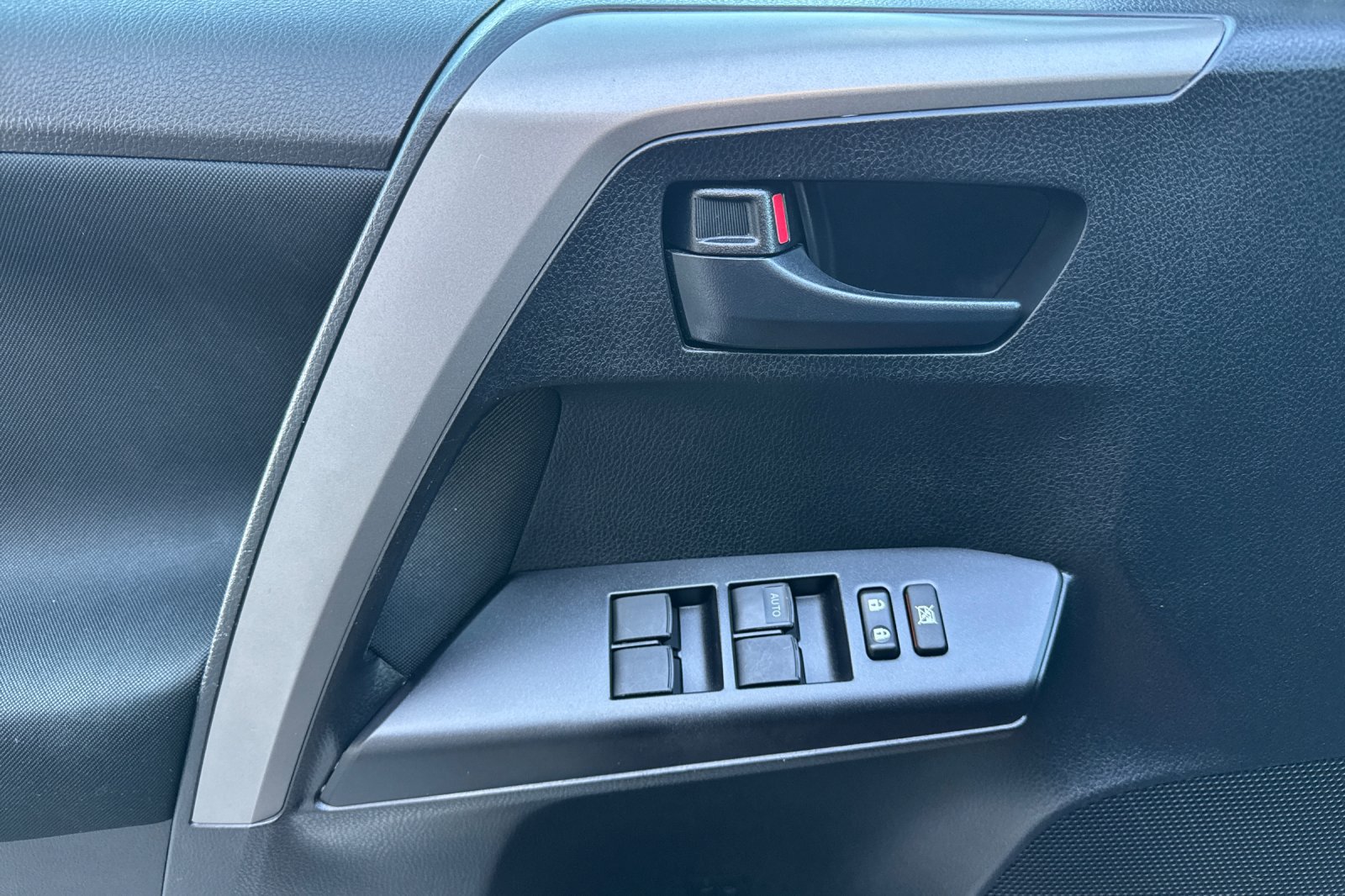 Used 2018 Toyota RAV4 LE FWD image 16