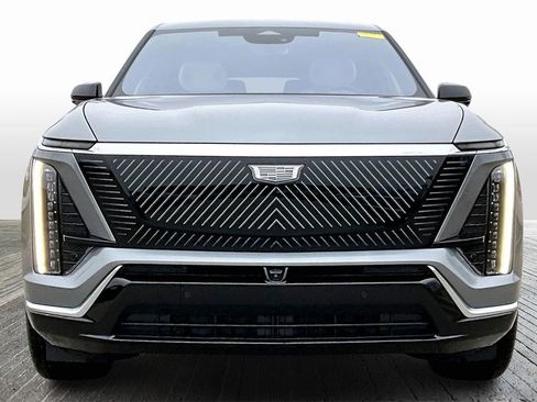 Used 2026 Cadillac Vistiq Luxury image 2