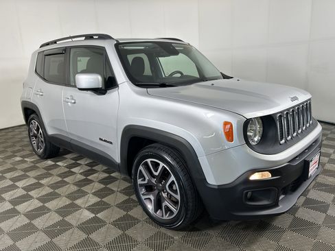 Used 2015 Jeep Renegade Latitude w/ Popular Equipment Group FWD image 3