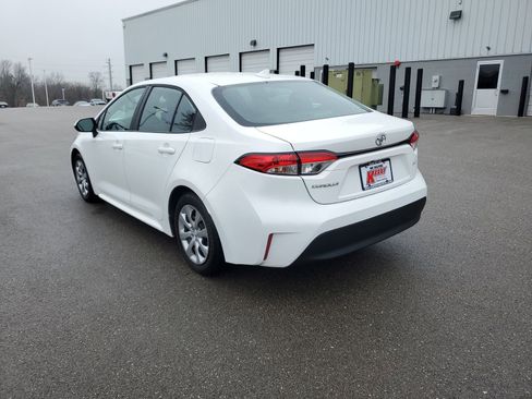 Certified 2025 Toyota Corolla LE image 3