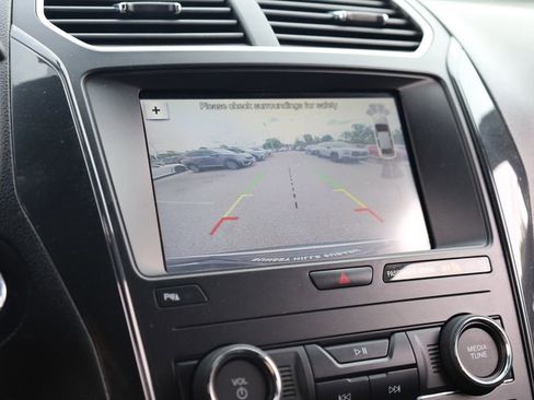 Used 2018 Ford Explorer XLT w/ Equipment Group 202A AWD/4WD image 13
