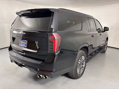 Used 2025 Chevrolet Suburban Z71 image 10