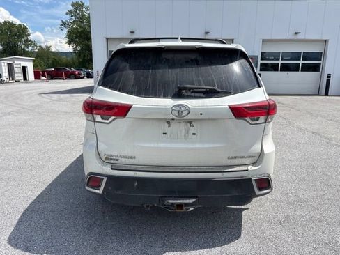 Used 2018 Toyota Highlander Limited Platinum AWD/4WD image 3
