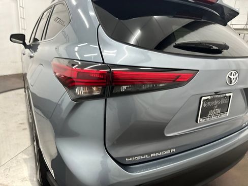 Used 2022 Toyota Highlander XLE AWD/4WD image 12