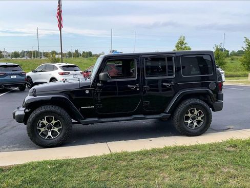 Used 2013 Jeep Wrangler Unlimited Sahara w/ Connectivity Group AWD/4WD image 12