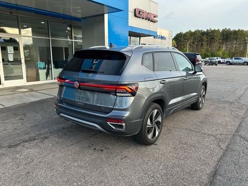Used 2025 Volkswagen Taos SE AWD/4WD image 3
