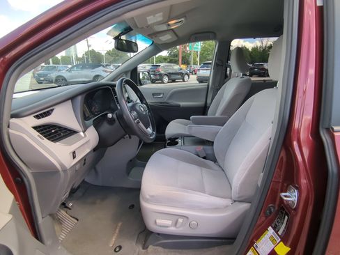 Used 2017 Toyota Sienna LE AWD/4WD image 16