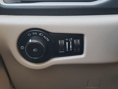 Used 2023 Chrysler Pacifica Touring-L FWD image 28