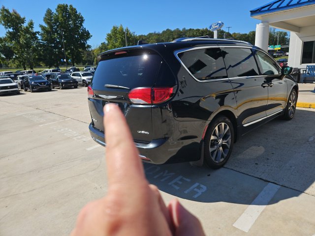 Used 2017 Chrysler Pacifica Limited FWD image 13