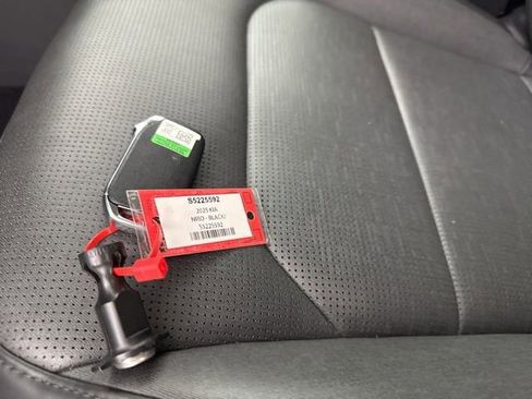 Certified 2025 Kia Niro SX image 30