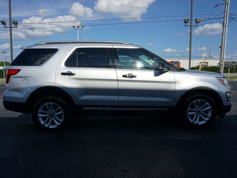 Used 2017 Ford Explorer XLT w/ Equipment Group 202A FWD image 4