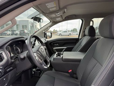 Used 2019 Nissan Titan SV image 8