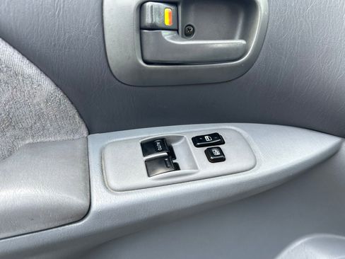 Used 2000 Toyota Sienna LE FWD image 9