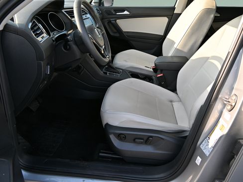 Used 2021 Volkswagen Tiguan SE w/ Panoramic Sunroof Package FWD image 20