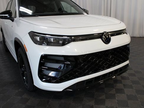 New 2025 Volkswagen Tiguan SE R-Line image 20