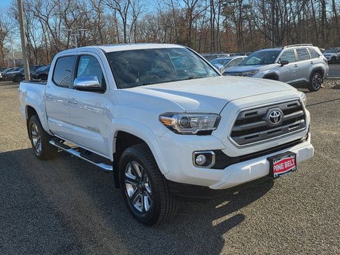 Used 2017 Toyota Tacoma Limited image 9