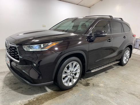 Used 2022 Toyota Highlander Limited FWD image 1