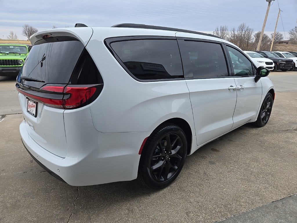 New 2026 Chrysler Pacifica Select w/ S Appearance Package FWD image 13