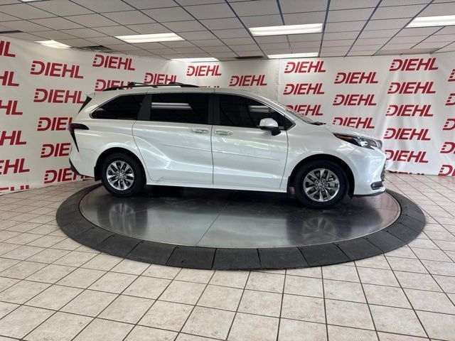 Used 2025 Toyota Sienna XLE w/ XLE Plus Package FWD image 39